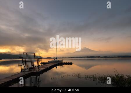 Vue sur le Mont Fuji sur un lac, Yamanashi, Honshu, Japon Banque D'Images