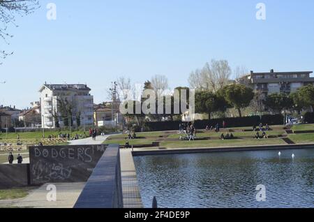 Rimini, ITA. 20 mars 2021. (INT) l'Italie sous la zone rouge. 20 mars 2021, Rimini, Italie: Un autre week-end avec une zone rouge à Rimini, Italie. Au soleil, de nombreuses personnes se sont promené dans le ''Parque XXV Aprile''. Il suffisait de faire un tour pour voir des gens avec des amis, réunis avec la famille ou des chiens de randonnée, de vélo ou de jouer à l'extérieur.Credit: Josi Donelli/Thenews2 Credit: Josi Donelli/TheNEWS2/ZUMA Wire/Alay Live News Banque D'Images