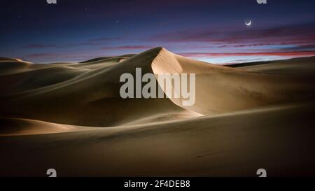 Ciel spectaculaire au-dessus des dunes de sable de Mesquite Flat au lever du soleil, Vallée de la mort, Californie, États-Unis Banque D'Images