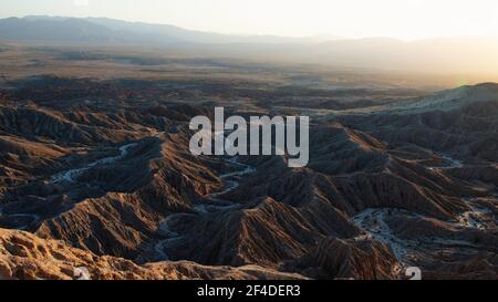 Vue aérienne sur le paysage de montagne depuis font's point au coucher du soleil, parc national du désert d'Anza Borrego, Californie, États-Unis Banque D'Images