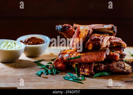 Côtes de porc fumées au barbecue avec sauce tartare et ketchup aux tomates Banque D'Images