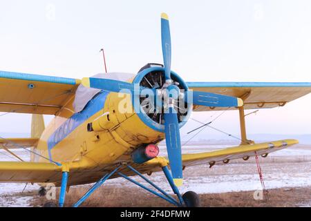 Ancien avion biplan avec une énorme hélice d'avion dans un paysage d'hiver Banque D'Images