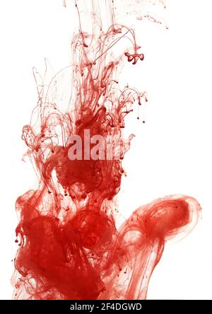 Motif abstrait tombant dans la goutte d'eau de la peinture rouge encre sur un blanc Banque D'Images