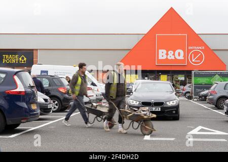 Les acheteurs chargent leurs voitures avec des achats à l'extérieur de l'entrée du magasin de bricolage B&Q, qui fait partie du groupe Kingshisher Banque D'Images