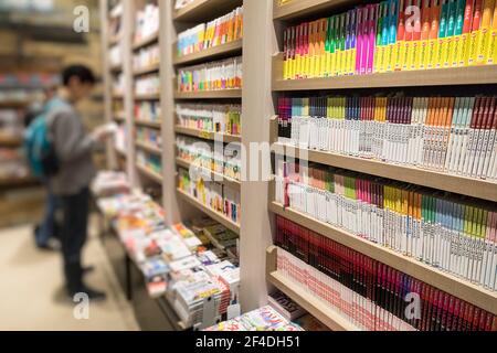 Livres japonais sur étagères dans la boutique de l'aéroport international de Tokyo, Japon Banque D'Images