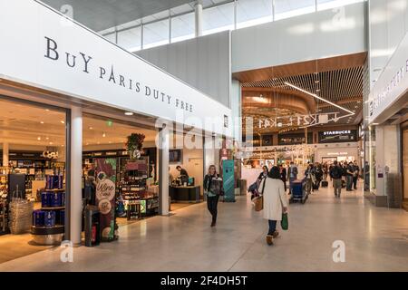 Boutiques hors taxes à l'aéroport Charles de Gaulle, Paris, France Banque D'Images