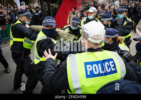 La police tente d'empêcher les manifestants qui sont contre le confinement national de marcher vers Piccadilly. Des milliers de manifestants participent à une marche anti-verrouillage. Un rassemblement mondial pour la liberté a été organisé un an après l'introduction des lockdowns pour essayer d'arrêter la propagation de la COVID-19. Banque D'Images