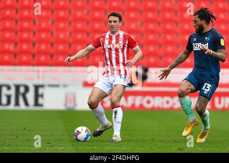 STOKE SUR TRENT, ANGLETERRE. LE 20 MARS : James Chester (12) de Stoke City en action alors que Colin Kazim-Richards du comté de Derby cherche à s'attaquer au match du championnat Sky Bet entre Stoke City et le comté de Derby au stade Britannia, Stoke-on-Trent, le samedi 20 mars 2021. (Credit: Jon Hobley | MI News) Credit: MI News & Sport /Alay Live News Banque D'Images