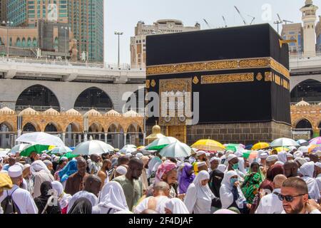 Beaucoup de gens qui se promo à Kaaba. Pèlerins musulmans dans la cour du Haram Masjid à la Mecque. Banque D'Images