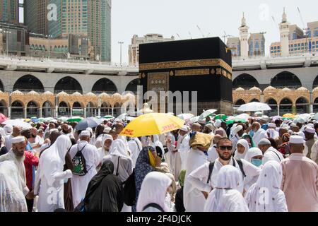 Beaucoup de gens qui se promo à Kaaba. Pèlerins musulmans dans la cour du Haram Masjid à la Mecque. Banque D'Images