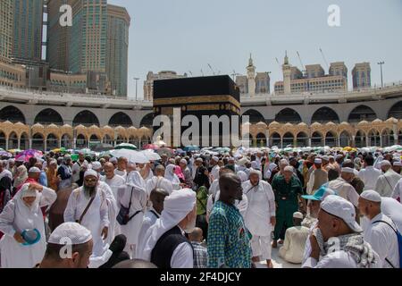 Beaucoup de gens qui se promo à Kaaba. Pèlerins musulmans dans la cour du Haram Masjid à la Mecque. Banque D'Images