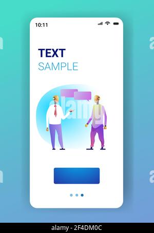 des robots couplent des personnages d'affaires discutant lors de la rencontre avec la technologie de l'intelligence artificielle chat bulle de communication concept écran de smartphone Illustration de Vecteur