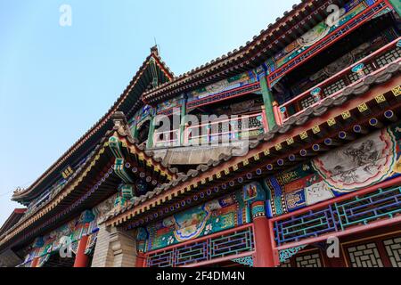 Belle architecture traditionnelle chinoise de l'ère Qing au parc Behai à Beijing, en Chine, en mai 2018 Banque D'Images