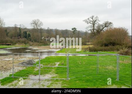 Chalfont St Giles, Royaume-Uni. 18 mars 2021. La ruelle de la ferme de Chalfont St Giles est maintenant méconnaissable en raison de HS2 et n'est plus accessible aux piétons. HS2 ont détruit des hectares de terres agricoles, abattu des arbres et enlevé des haies pour construire une route de transport en pente élevée jusqu'au site de construction de l'arbre de ventilation HS2. Certains résidents ont maintenant le remblai de la route de transport à l'extérieur de leurs maisons et la voie à l'extérieur de leurs maisons a été coupée à une extrémité. De plus, la rivière Misbourne est maintenant régulièrement en train d'inonder à la suite de la déstation HS2 dans la région. Crédit : Maureen McLean Banque D'Images