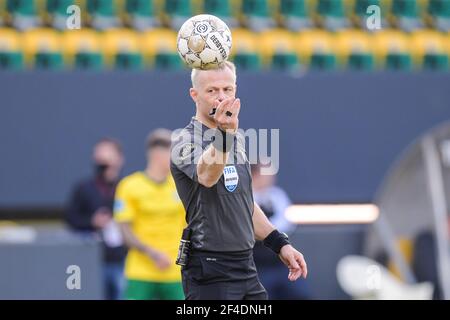 SITTARD, PAYS-BAS - MARS 20: Arbitre Bjorn Kuipers pendant le match néerlandais Eredivisie entre Fortuna Sittard et le FC Utrecht au Fortuna Sittard Sta Banque D'Images