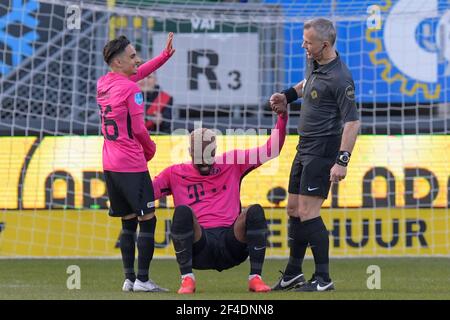 SITTARD, PAYS-BAS - MARS 20: Othmane Boussaid du FC Utrecht, Gyrano Kerk du FC Utrecht et arbitre Bjorn Kuipers pendant le match néerlandais Eredivisie Banque D'Images