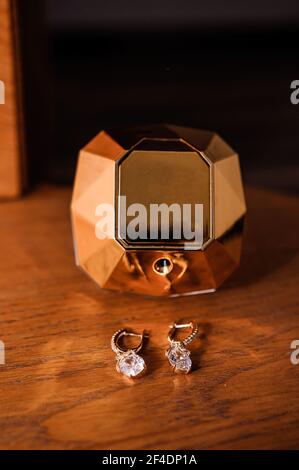 Accessoires de mariage pour la mariée. Parfum, boucles d'oreilles Banque D'Images