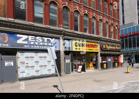 Ottawa, Canada - le 17 mars 2021 : rangée de magasins sur la rue Rideau, y compris le Highlander Pub qui a été forcé de fermer en raison de la pandémie du coronavirus Banque D'Images