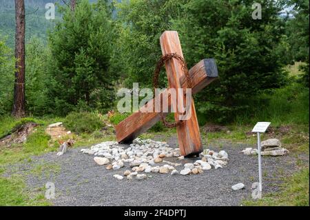 Station VII du chemin de la Croix: Jésus tombe pour la deuxième fois. Kalvária na Peknú vyhliadku in Starý Smokovec, Slovaquie. 2020/07/27. Banque D'Images