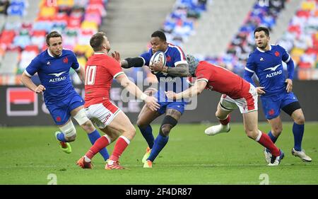 Le Virimi Vakatawa (au centre) en France détient Dan Biggar (à gauche) au pays de Galles lors du match Guinness des six Nations au Stade de France, à Paris. Date de la photo: Samedi 20 mars 2021. Banque D'Images