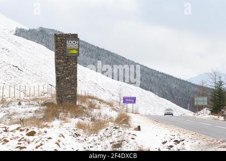 Loch Lomond et le panneau du parc national des Trossachs à la frontière entre Stirling et Argyll et Bute council, sur la route A82, Écosse, Royaume-Uni Banque D'Images