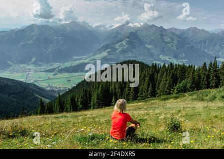 Blonde fille appréciant la vue pendant le trekking dans les Alpes, Autriche.Majestic pics de montagnes, prairies vertes, vue de la vallée. Active Happy Backpacker.Travel Banque D'Images