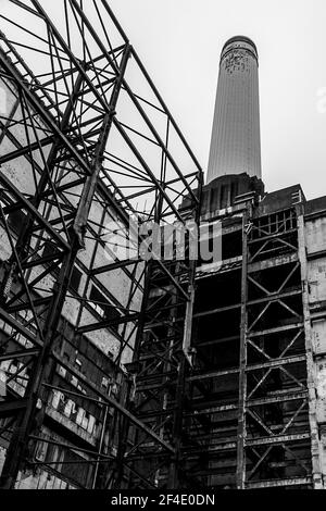 Cadre métallique ancien à la station électrique de Battersea par UN blanc Cheminée Banque D'Images