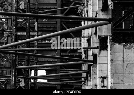 Ancien cadre en métal supportant UN mur en céramique abandonné Banque D'Images