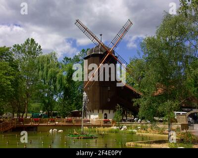 Parc d'aventure de Trivsforer près de Cleebronn dans le Zabergäu : moulin et étang des anciennes femmes, district de Heilbronn, Bade-Wurtemberg, Allemagne Banque D'Images