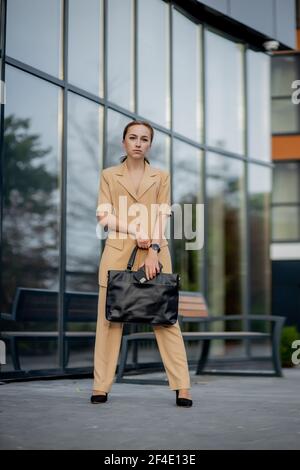 Portrait de cute femme d'affaires professionnelle peut-être comptable architecte femme d'affaires avocat avocat. Banque D'Images