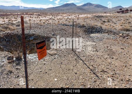 Un puits de mine abandonné dans le désert du Nevada, États-Unis Banque D'Images