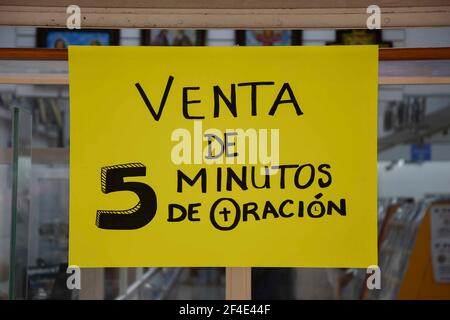 TOLUCA, MEXIQUE MARS 18: Un signe avec l'écrit "la vie de 5 minutes de prière" pendant la confessionnelle extérieure au temple de Santa Veracruz, comme protocoles de sécurité pour prévenir de nouvelles infections Covid. Le 18 mars 2021 à Toluca, Mexique. Crédit : Amaresh V. Narro/Eyepix Group/The photo Access Banque D'Images