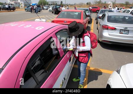 NEZAHUALCOYOTL, MEXIQUE - MARS 19 : un travailleur enregistre une personne âgée avant de recevoir un vaccin Coronavac Covid-19, dans le cadre d'un programme de vaccination de masse sur un site de vaccination au drive administré par le ministère de la Santé de Nezahualcoyotl. On s'attend à ce que 40,000 doses soient utilisées pour immuniser les adultes de plus de 60 ans au cours d'une campagne de vaccination contre la COVID-19. Le 19 mars 2021 à Nezahualcoyotl City, Mexique. Crédit : Angel Morales Rizo/Groupe Eyepix/accès photo Banque D'Images