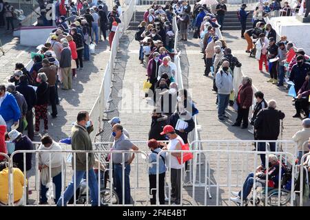 VILLE DE NEZAHUALCOYOTL, MEXIQUE - MARS 19: Les gens attendent leur tour en ligne pour pouvoir recevoir une passe et être en mesure d'accéder au module de vaccination, où les travailleurs de la santé appliquent le vaccin Spoutnik V, Au cours de la vaccination de masse du programme national de vaccination des adultes de plus de 60 ans contre la maladie de Covid-19, à l'unité sportive de Nezahualcoyotl située dans la municipalité de Nezahualcoyotl, État du Mexique. Le 19 mars 2021 à Nezahualcoyotl City, Mexique. CRÉDIT : Angel Morales Rizo/Groupe Eyepix/accès photo Banque D'Images