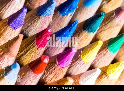 Super macro de pointes de crayons de couleur en diagonale occupant le carré entier Banque D'Images