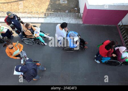 VILLE DE NEZAHUALCOYOTL, MEXIQUE - MARS 19: Les gens attendent leur tour en ligne pour pouvoir recevoir une passe et être en mesure d'accéder au module de vaccination, où les travailleurs de la santé appliquent le vaccin Spoutnik V, Au cours de la vaccination de masse du programme national de vaccination des adultes de plus de 60 ans contre la maladie de Covid-19, à l'unité sportive de Nezahualcoyotl située dans la municipalité de Nezahualcoyotl, État du Mexique. Le 19 mars 2021 à Nezahualcoyotl City, Mexique. CRÉDIT : Angel Morales Rizo/Groupe Eyepix/accès photo Banque D'Images