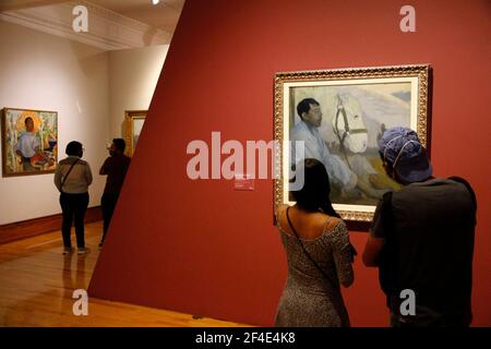 MEXICO, MEXIQUE - 16 MARS : une personne regarde une peinture lors d'une visite à l'intérieur du Musée Munal, au milieu de l'alerte orange de Covid-19, alors qu'elle a été autorisée à reprendre des musées. Le Musée national d'art applique des mesures sanitaires dans sa réouverture au public en présentant les expositions permanentes: Le XXe siècle dans le 21e, la Collection murale; les œuvres des muralistes Dr. ATL, Maria Izquierdo, Rufino Tamayo, Josè Clemente Orozco, Diego Rivero et David Alfaro Siqueiros, entre autres. Le 16 mars 2021 à Mexico, Mexique. Crédit : Luis Barron/Groupe Eyepix/accès photo Banque D'Images