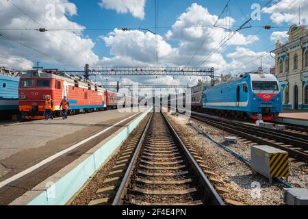 Trains à la gare d'Irkoutsk-Passazhirsky dans la ville d'Irkoutsk en Sibérie, Russie, un arrêt important le long du chemin de fer transsibérien. Banque D'Images