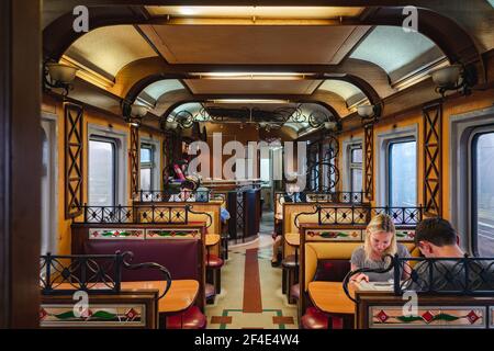 Passagers dans le wagon restaurant à bord du chemin de fer transsibérien en Sibérie, Russie. Banque D'Images