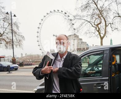 Londres, Royaume-Uni. 17 mars 2021. Dominic Cummings arrive à Portcullis House, Westminster, pour comparaître devant le Comité des sciences et de la technologie de la Chambre des communes, crédit : Thomas Bowles Alay News. Banque D'Images