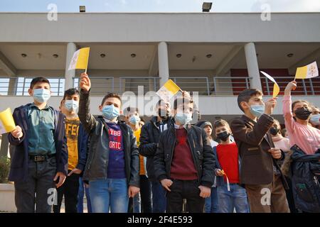 Erbil, Irak. Les enfants pratiquent des chorales d'accueil pour le voyage apostolique du Pape François dans l'église Saint-Pierre et Paul Chaldéen. Crédit: MLBARIONA Banque D'Images