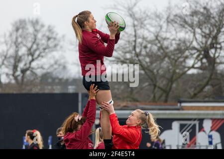 Londres, Royaume-Uni. 20 mars 2021. Sophie de Goede (#8 Saracens Women) pendant l'échauffement du match Allianz Premier 15s entre Saracens Women et Exeter Chiefs Women au stade StoneX à Londres, en Angleterre. Crédit: SPP Sport presse photo. /Alamy Live News Banque D'Images