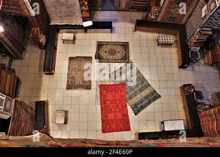 Intérieur d'un atelier de tapis dans la médina de Fès, au Maroc Banque D'Images