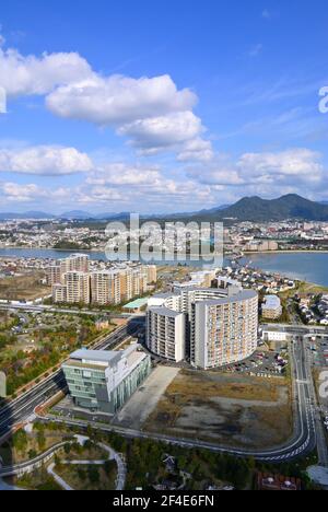 La ville moderne de l'île et le quartier de Kashii à Higashi-ku (vu de l'île Tower Sky Club), Fukuoka JP Banque D'Images