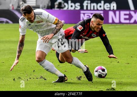 Francfort, Allemagne. 20 mars 2021. Filip Koscic (R) de Francfort rivalise avec Christopher Trimmel de Union Berlin lors d'un match de football allemand Bundesliga entre Eintracht Frankfurt et FC Union Berlin à Francfort, Allemagne, le 20 mars 2021. Credit: Joachim Bywaletz/Xinhua/Alay Live News Banque D'Images