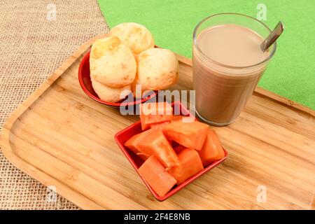 Guide alimentaire brésilien - petit-déjeuner, avec café au lait, pain au fromage et papaye Banque D'Images