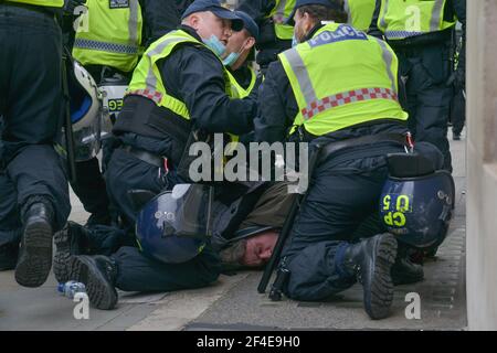 Londres, Royaume-Uni. 20 mars 2021. Un manifestant détenu par LA POLICE MET pendant la manifestation. Des milliers de personnes se sont rassemblées illégalement pour une manifestation anti-verrouillage à Londres, enfreindre les règles nationales de verrouillage. (Photo de Thomas Krych/SOPA Images/Sipa USA) crédit: SIPA USA/Alay Live News Banque D'Images