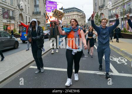 Londres, Royaume-Uni. 20 mars 2021. Les manifestants chantent des slogans tout en faisant des gestes pendant la démonstration. Des milliers de personnes se sont rassemblées illégalement pour une manifestation anti-verrouillage à Londres, enfreindre les règles nationales de verrouillage. (Photo de Thomas Krych/SOPA Images/Sipa USA) crédit: SIPA USA/Alay Live News Banque D'Images