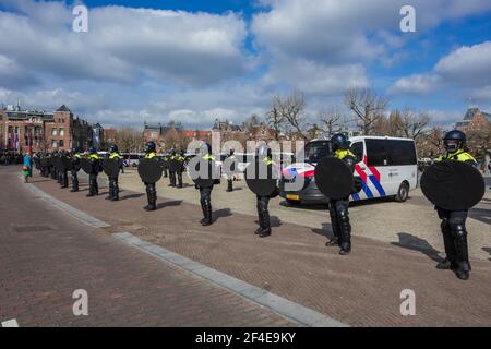 Museumplein, Amsterdam. Samedi 20 mars 2021. L'amour, la liberté, pas la dictature" était le principal chant de la manifestation d'aujourd'hui. Des centaines de personnes se sont rassemblées cet après-midi pour protester contre les mesures Corona ou Covid-19, elles n'ont pas été tenues à distance sociale et à peine un masque facial en vue. La manifestation illégale s'est terminée sur le Museumplein avec l'introduction de deux canons à eau après que de nombreuses annonces verbales de disperser ont été ignorées. La police a divisé le groupe estimé de 1400 personnes et les a escortés vers le quartier de Leidsekade à Amsterdam. Credit: Charles M Vella/Alay Live News Banque D'Images