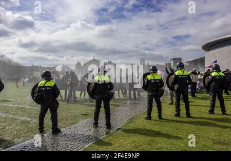 Museumplein, Amsterdam. Samedi 20 mars 2021. L'amour, la liberté, pas la dictature" était le principal chant de la manifestation d'aujourd'hui. Des centaines de personnes se sont rassemblées cet après-midi pour protester contre les mesures Corona ou Covid-19, elles n'ont pas été tenues à distance sociale et à peine un masque facial en vue. La manifestation illégale s'est terminée sur le Museumplein avec l'introduction de deux canons à eau après que de nombreuses annonces verbales de disperser ont été ignorées. La police a divisé le groupe estimé de 1400 personnes et les a escortés vers le quartier de Leidsekade à Amsterdam. Credit: Charles M Vella/Alay Live News Banque D'Images